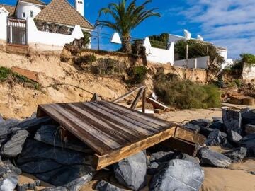 Destrozos en la playa de El Portil (Huelva)
