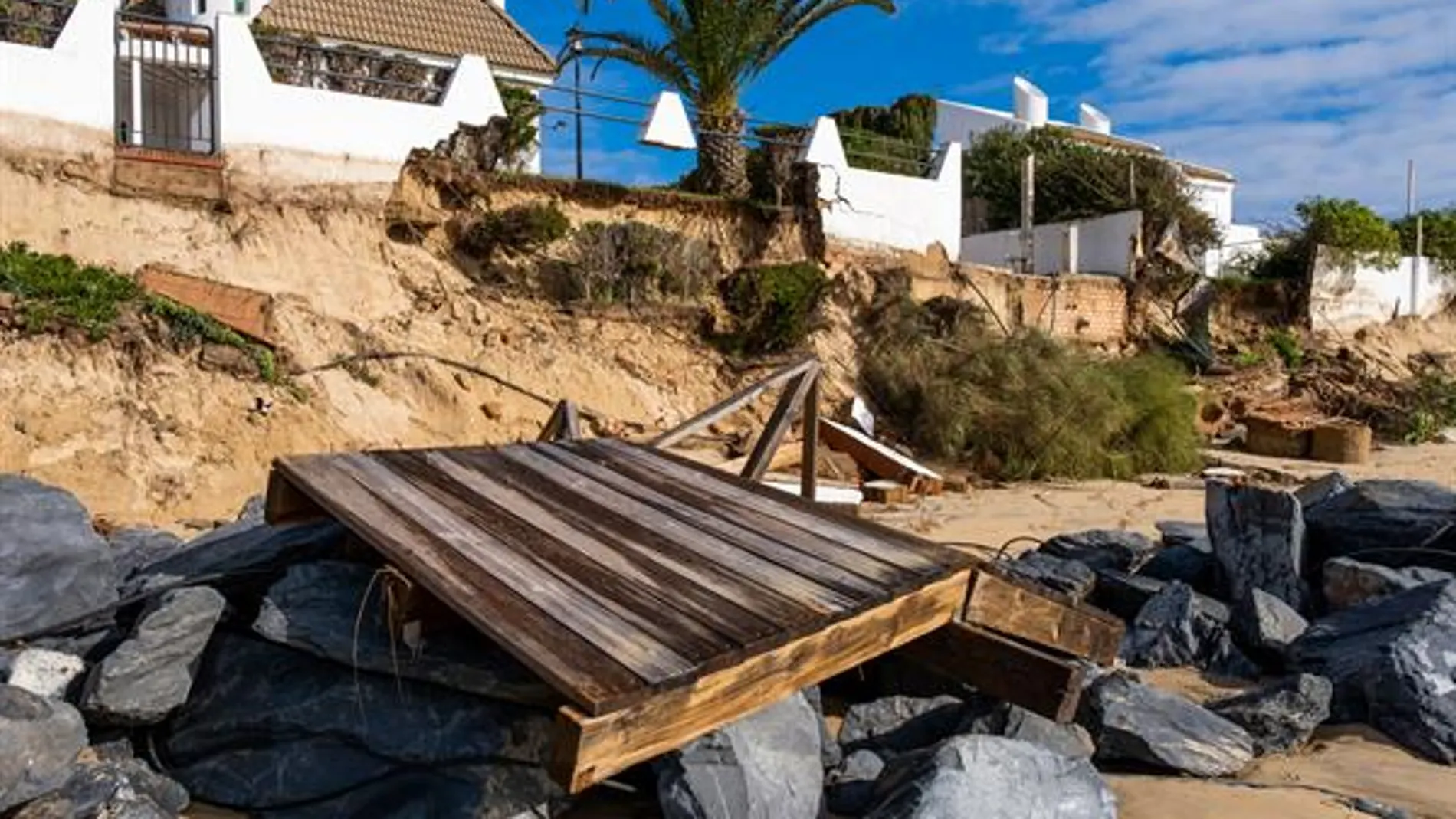 Destrozos en la playa de El Portil (Huelva)