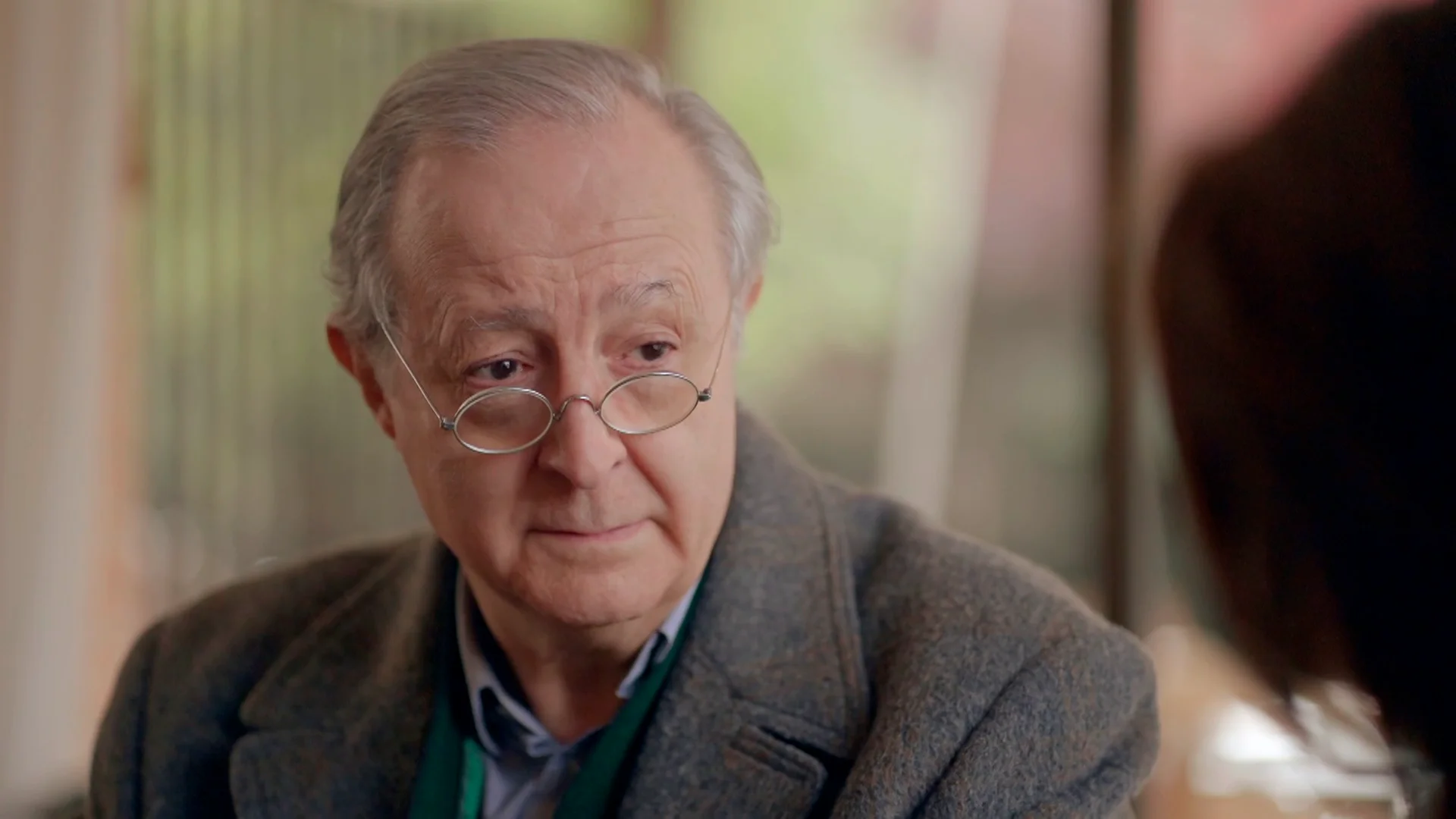 Pelayo se despide de doña Paz leyéndole su soneto: “No quiero decirte adiós”