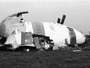 Restos del morro y la cabina del avión estadounidense siniestrado en Lockerbie, Escocia, después de un atentado