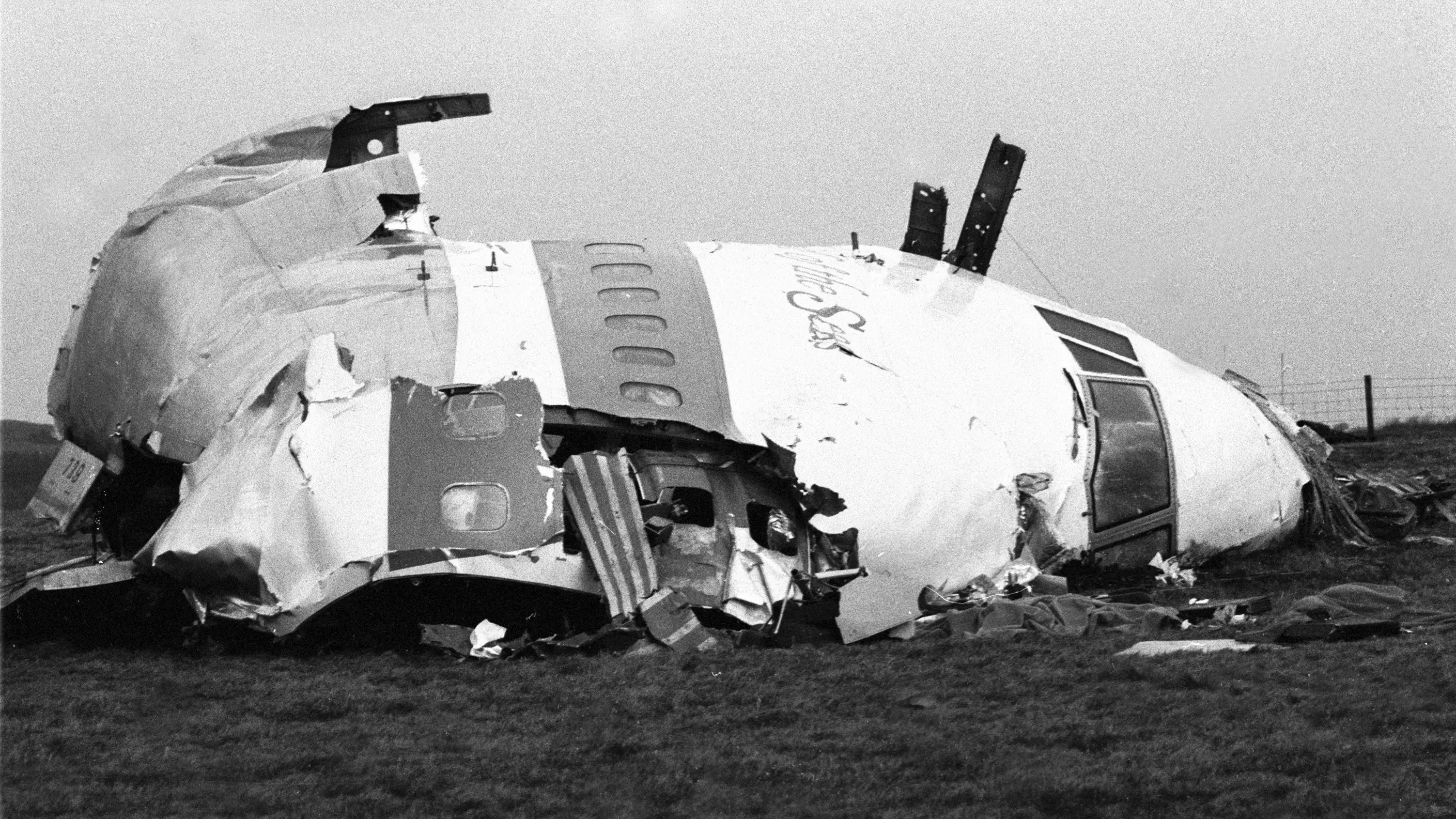 Restos del morro y la cabina del avión estadounidense siniestrado en Lockerbie, Escocia, después de un atentado Restos del morro y la cabina del avión estadounidense siniestrado en Lockerbie, Escocia, después de un atentado