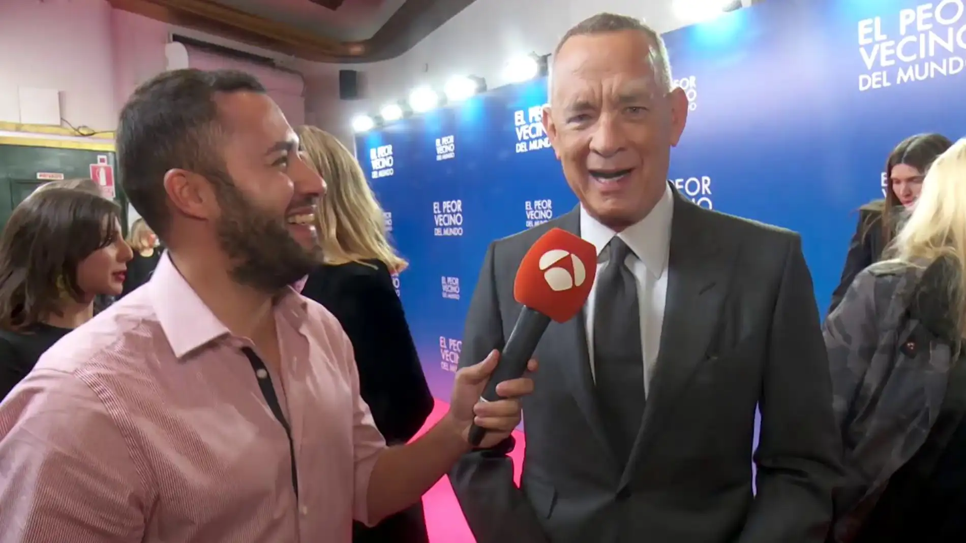 Tom Hanks deslumbra en la presentación de su película 'El peor vecino