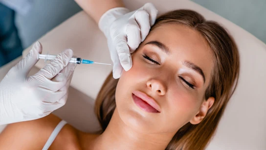 Una chica se somete a un tratamiento de bótox Una chica se somete a un tratamiento de bótox