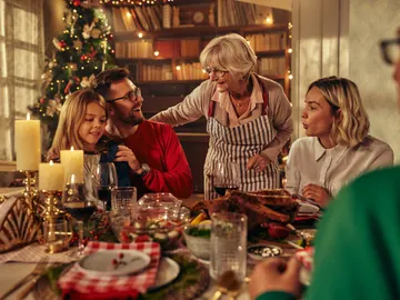 Una familia comiendo en Navidad Una familia comiendo en Navidad