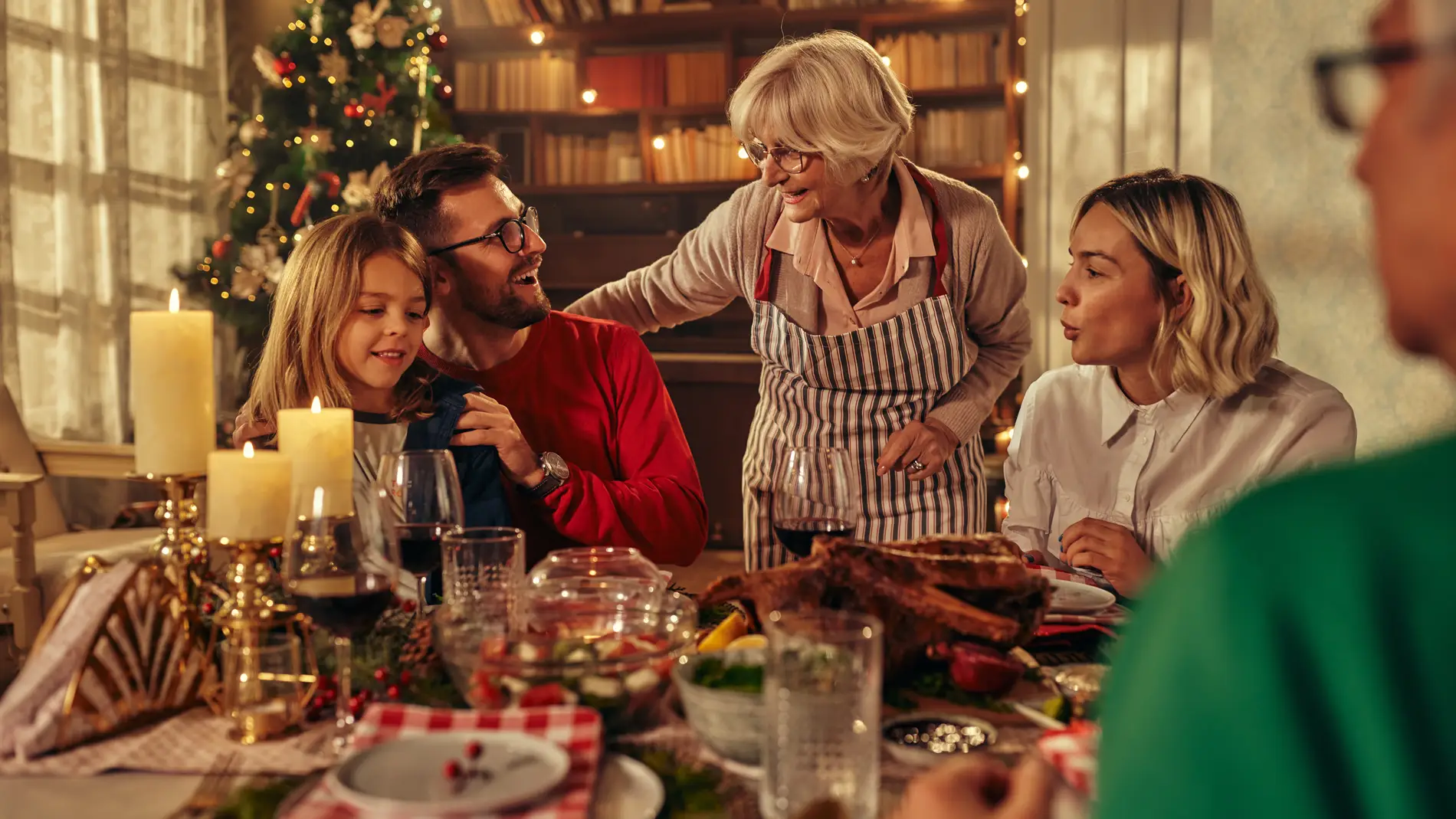 Una familia comiendo en Navidad