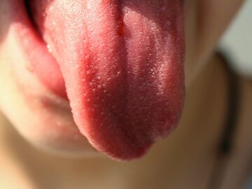 Imagen de archivo de la lengua de un niño
