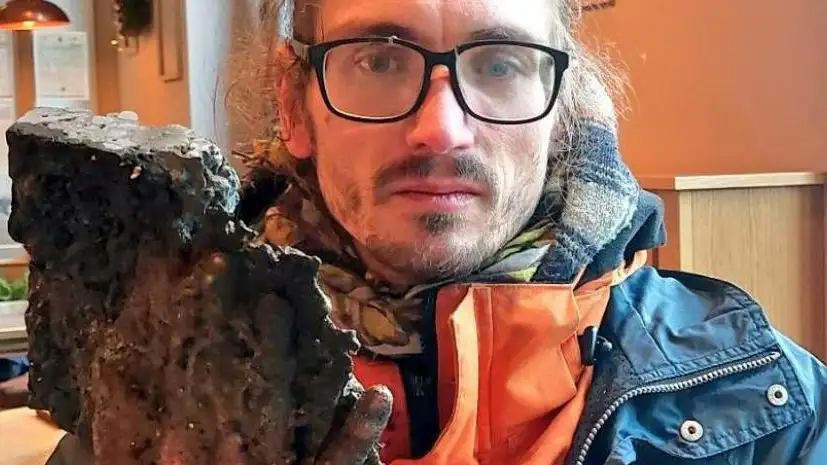 Pega su mano al asfalto durante una protesta Pega su mano al asfalto durante una protesta