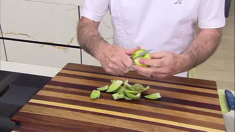 Limpia y cuece las alcachofas Limpia y cuece las alcachofas