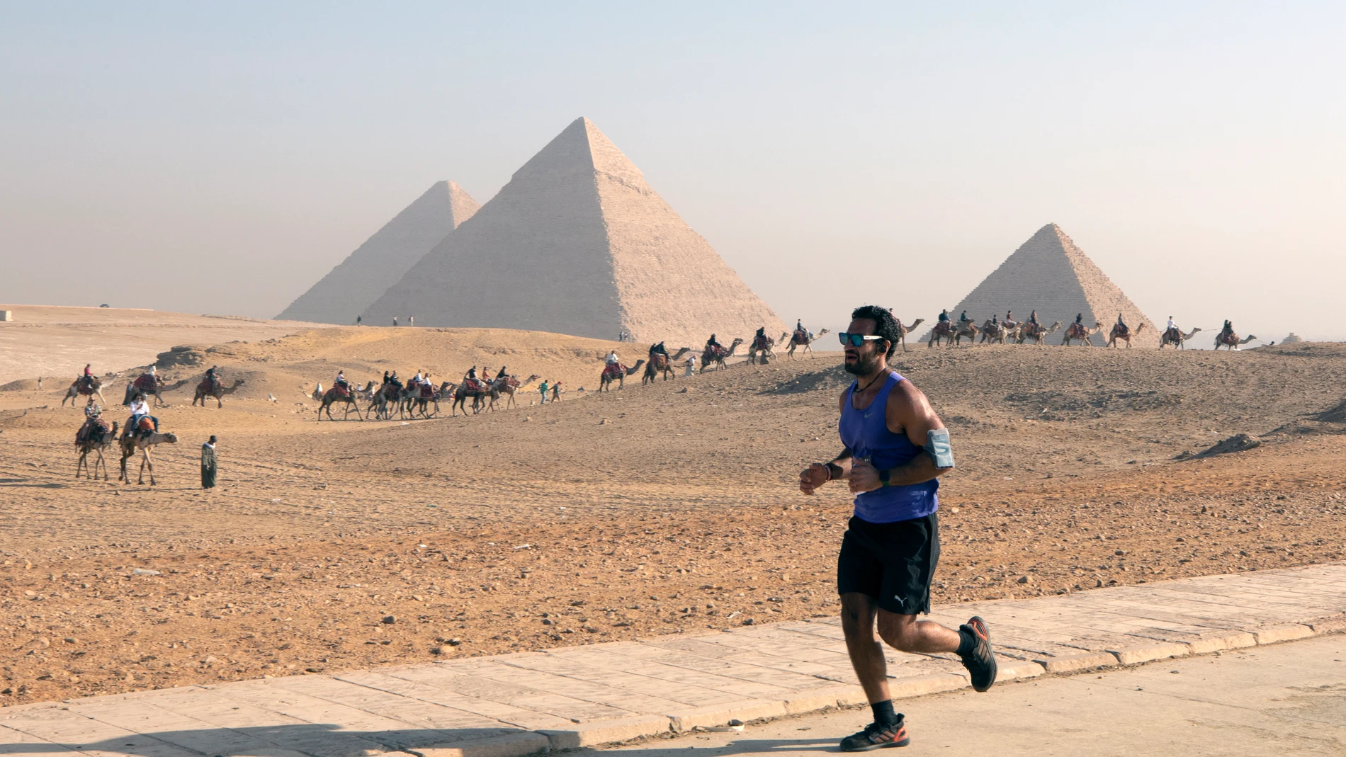 Participantes corren durante la cuarta edición de la Media Maratón de las Pirámides en la Meseta de Giza