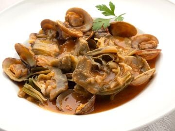Almejas en salsa roja con alcachofas, de Argui&ntilde;ano: "Una receta para triunfar"