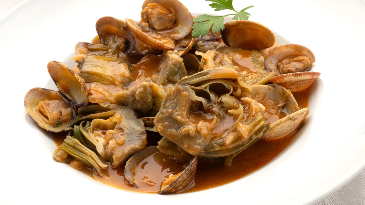 Almejas en salsa roja con alcachofas, de Argui&ntilde;ano: "Una receta para triunfar"