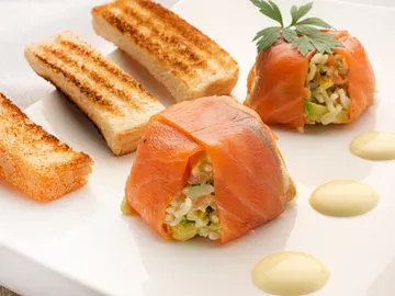 Un entrante perfecto para la cena de Nochebuena: delicias de salmón ahumado, arroz y wasabi Un entrante perfecto para la cena de Nochebuena: delicias de salmón ahumado, arroz y wasabi
