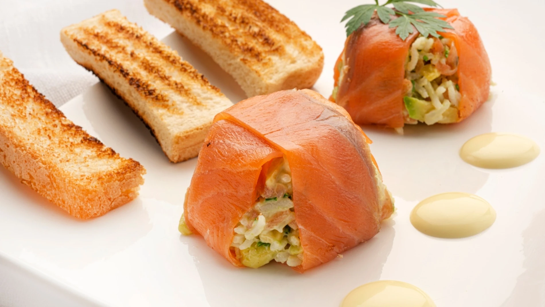 Un entrante perfecto para la cena de Nochebuena: delicias de salmón ahumado, arroz y wasabi
