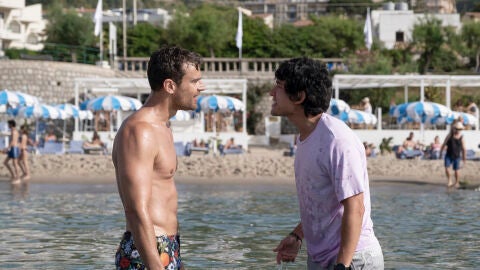 Theo James y Will Sharpe en 'The White Lotus'