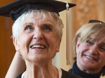 Graduada con 90 años tras empezar hace 71 años de empezar la universidad: "más vale tarde que nunca"