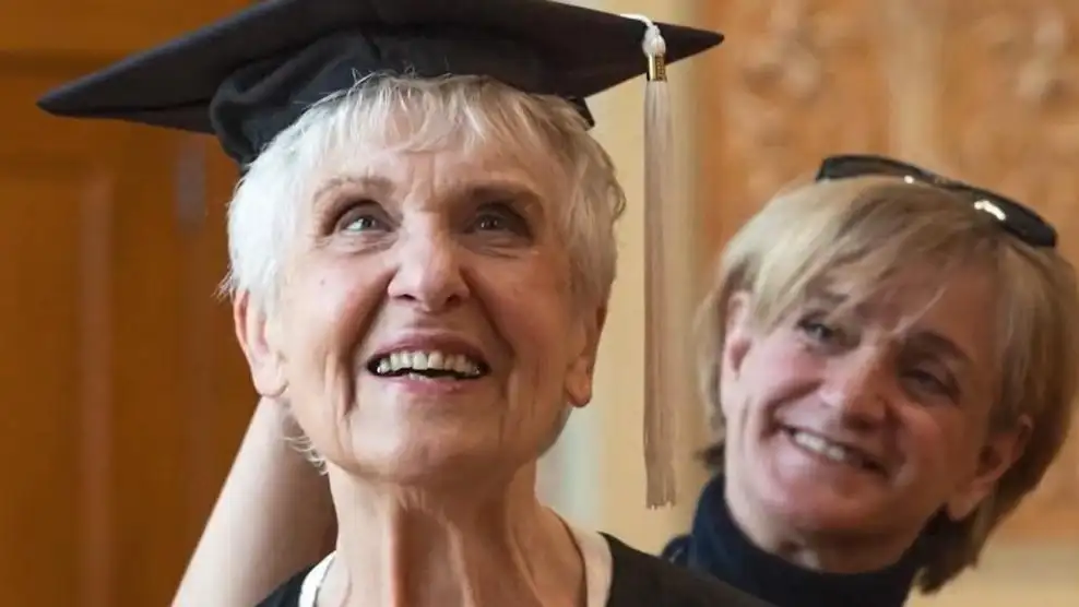 Graduada con 90 a&ntilde;os tras empezar hace 71 a&ntilde;os de empezar la universidad: "m&aacute;s vale tarde que nunca"