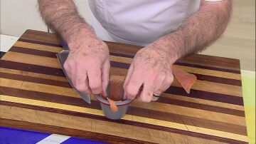 Coloca las lonchas de salmón en cada flanera