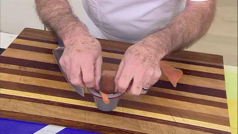 Coloca las lonchas de salmón en cada flanera Coloca las lonchas de salmón en cada flanera