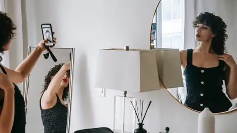 Chica haciéndose una foto con un espejo Chica haciéndose una foto con un espejo