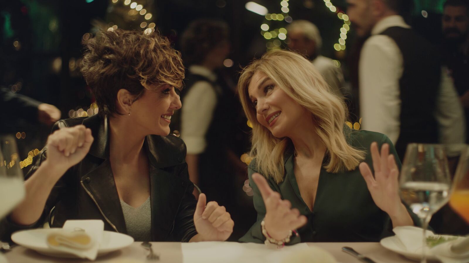 Los presentadores de Antena 3 celebran la Navidad con #UnaCenitaDe10 llena de invitados inesperados