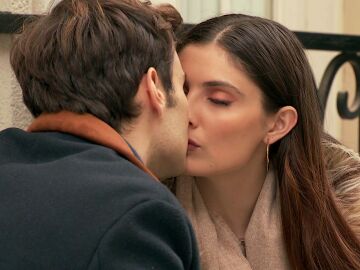 Andrea vuelve a caer en los brazos de Alberto y Ciriaco los pilla besándose