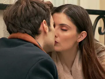Andrea vuelve a caer en los brazos de Alberto y Ciriaco los pilla besándose Andrea vuelve a caer en los brazos de Alberto y Ciriaco los pilla besándose