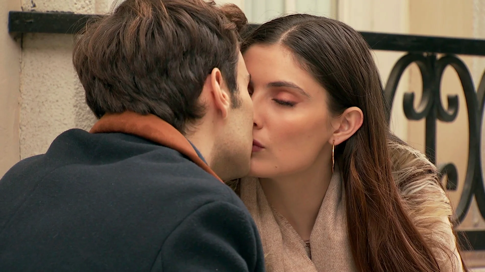 Andrea vuelve a caer en los brazos de Alberto y Ciriaco los pilla besándose
