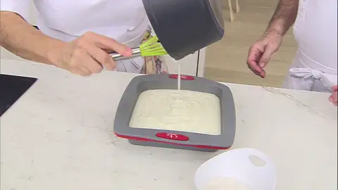 Vierte la mezcla a un molde cuadrado de silicona Vierte la mezcla a un molde cuadrado de silicona
