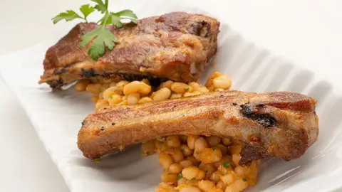 Costillar de cerdo con alubias blancas, una receta sencilla, fácil y rápida de Arguiñano Costillar de cerdo con alubias blancas, una receta sencilla, fácil y rápida de Arguiñano