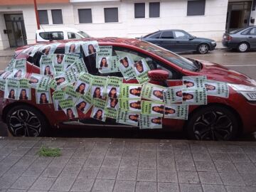 El coche empapelado con carteles de Esther López