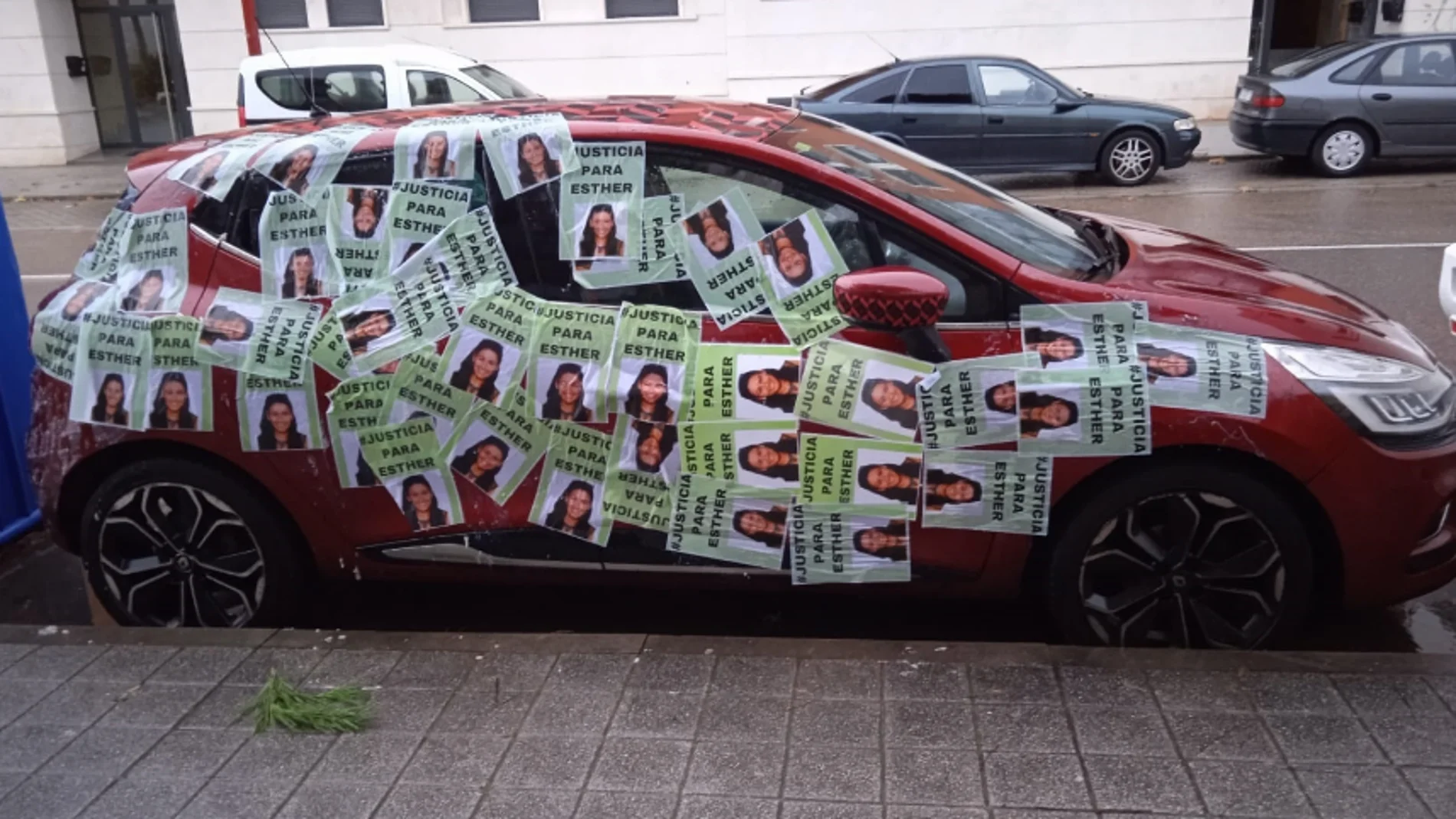 El coche empapelado con carteles de Esther López