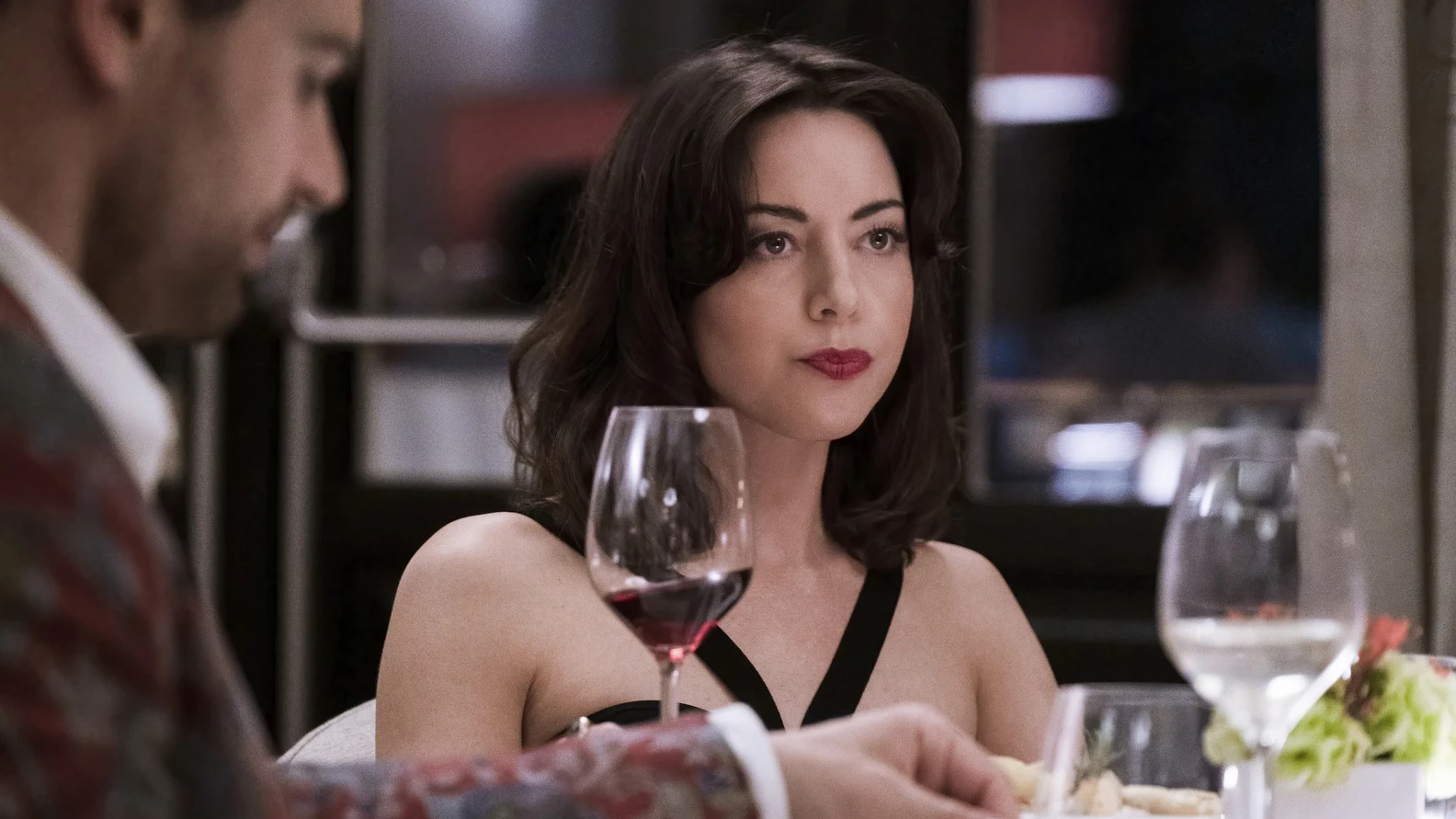 Theo James y Aubrey Plaza en 'The White Lotus' Theo James y Aubrey Plaza en 'The White Lotus'