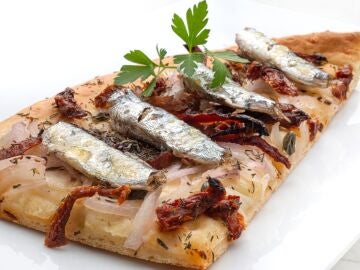 &iexcl;Parece una pizza! Receta de torta de tomate y sardinillas de Argui&ntilde;ano
