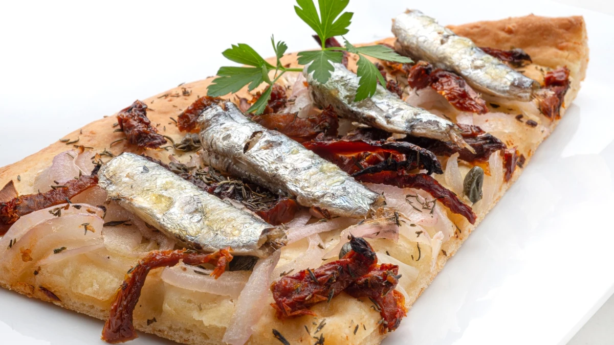 &iexcl;Parece una pizza! Receta de torta de tomate y sardinillas de Argui&ntilde;ano