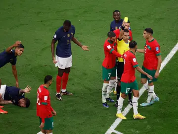 César Ramos muestra la cartulina amarilla a Sofiane Boufal César Ramos muestra la cartulina amarilla a Sofiane Boufal