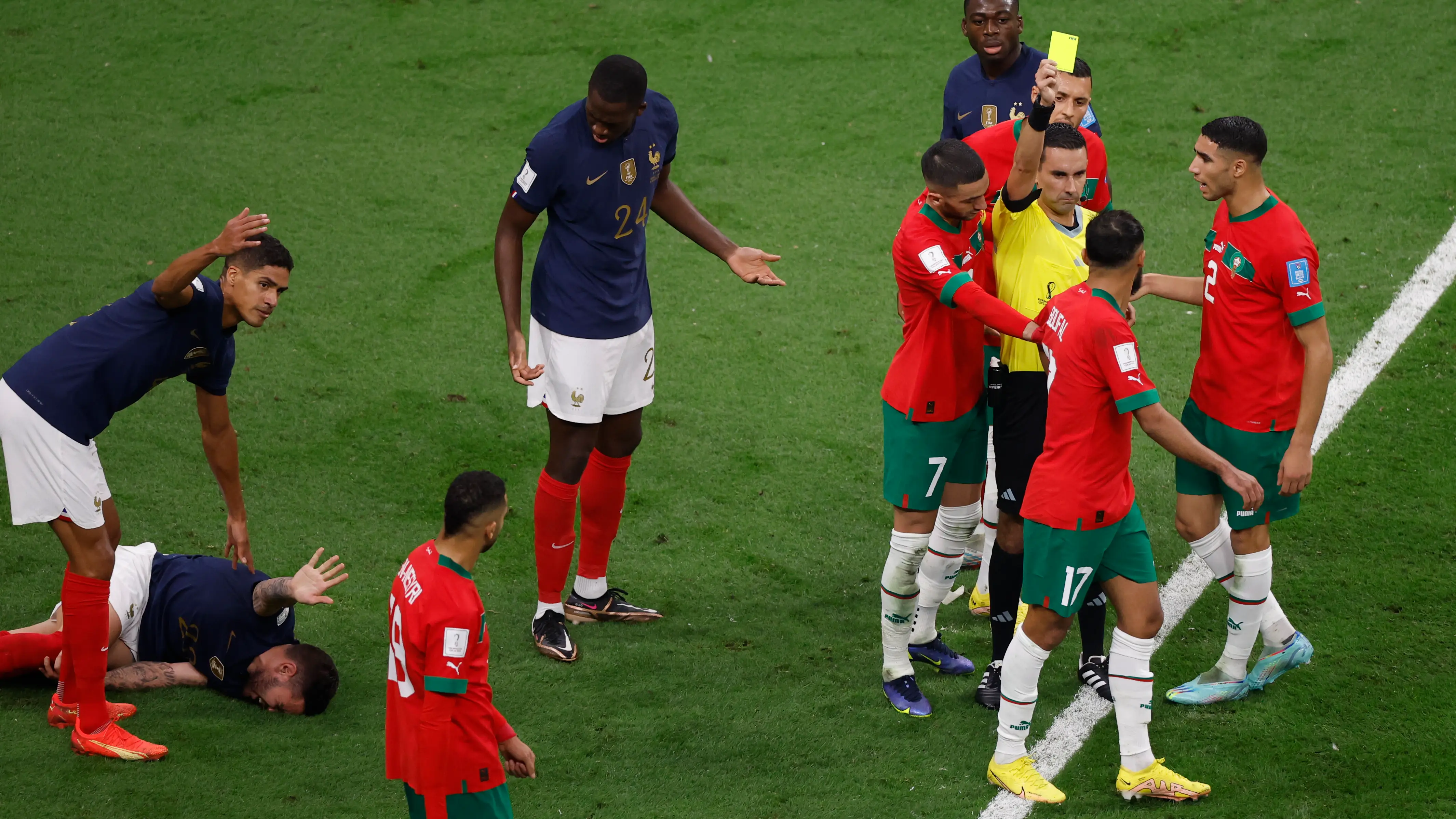 C&eacute;sar Ramos muestra la cartulina amarilla a Sofiane Boufal