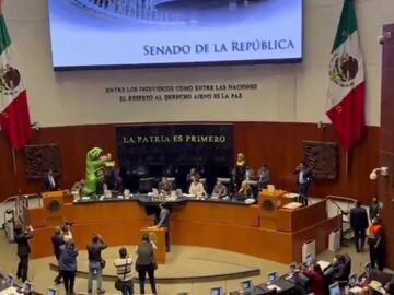 Senadora vestida de dinosaurio en México para protestar