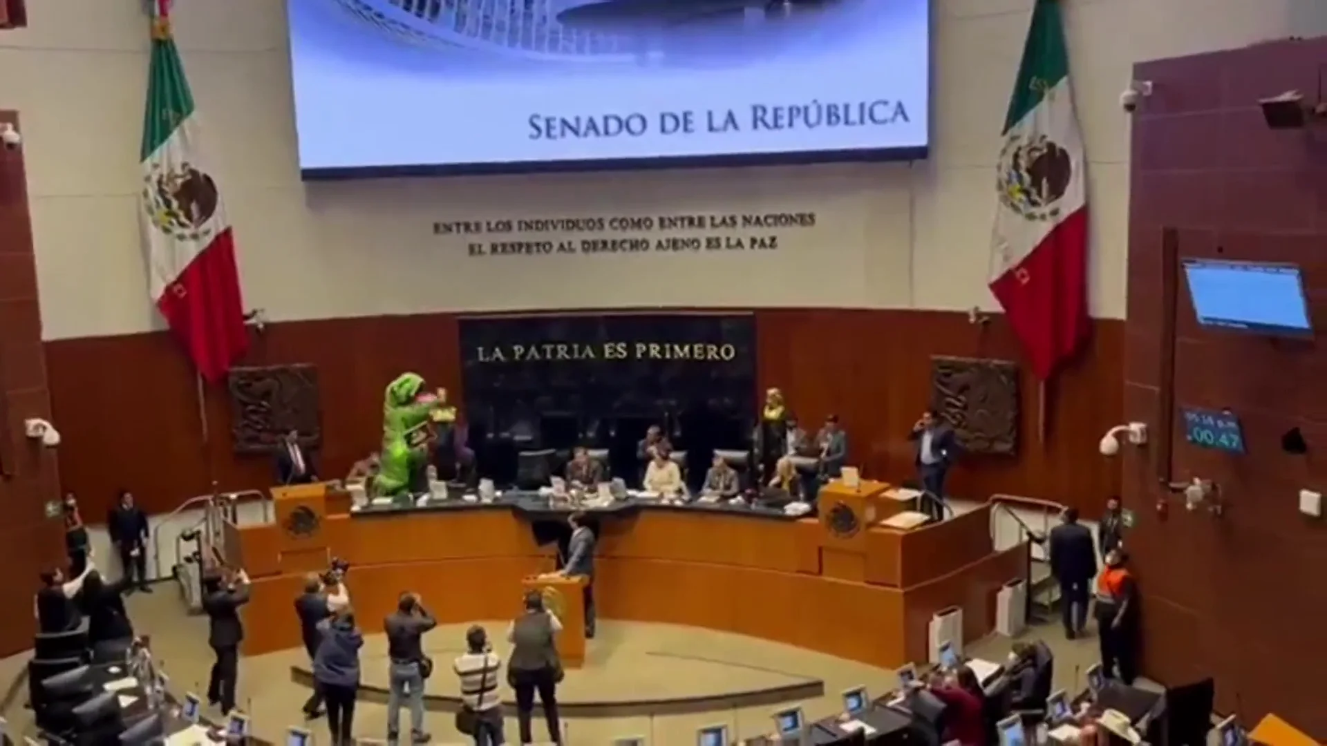 Senadora vestida de dinosaurio en México para protestar Senadora vestida de dinosaurio en México para protestar