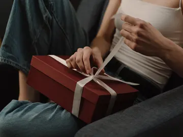 Mujer abriendo regalo Mujer abriendo regalo
