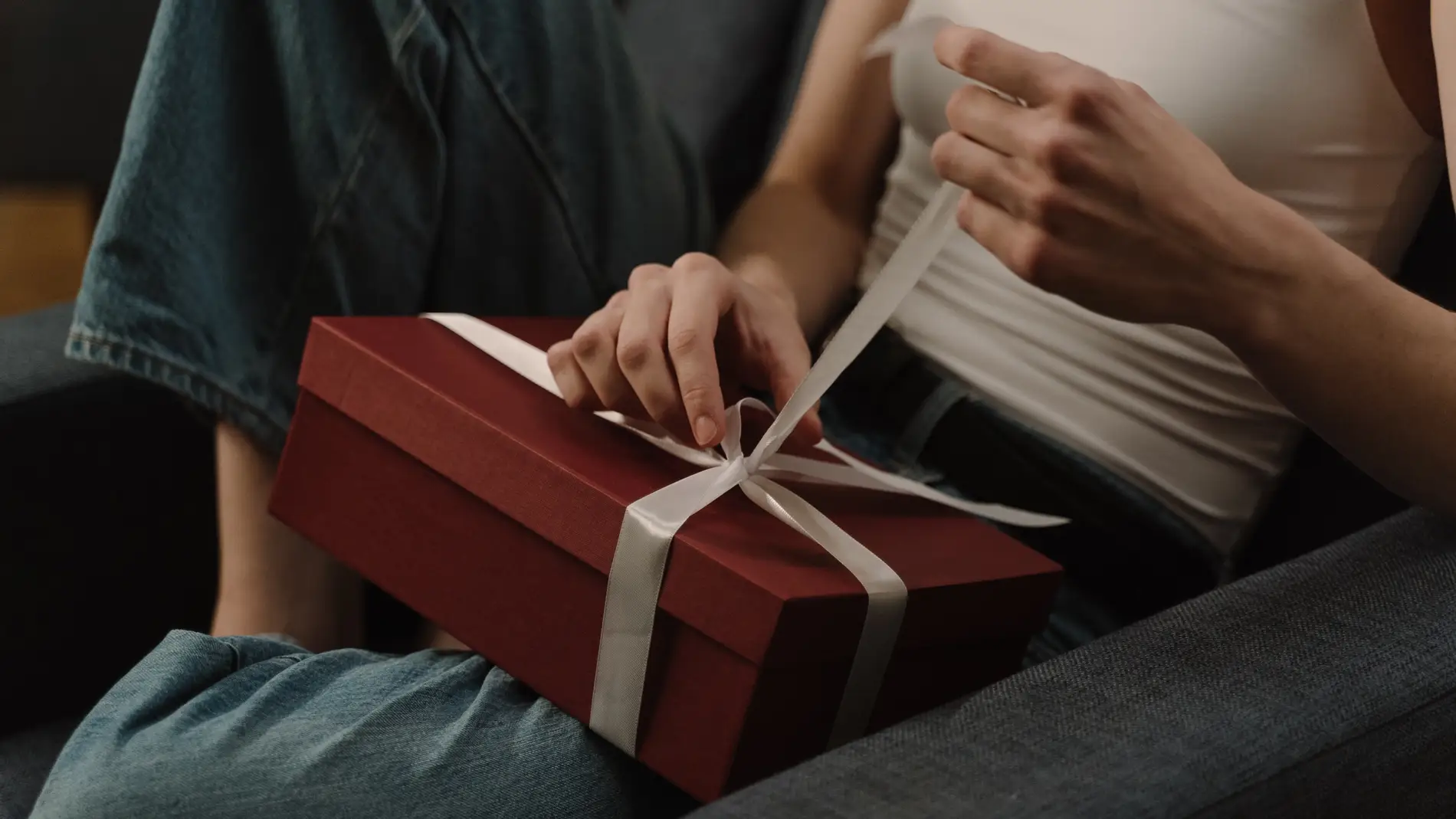 Mujer abriendo regalo