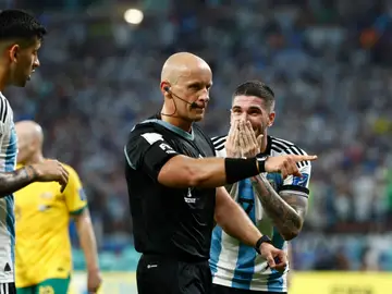 Szymon Marciniak señala una infracción durante el Argentina - Australia de octavos de final Szymon Marciniak señala una infracción durante el Argentina - Australia de octavos de final