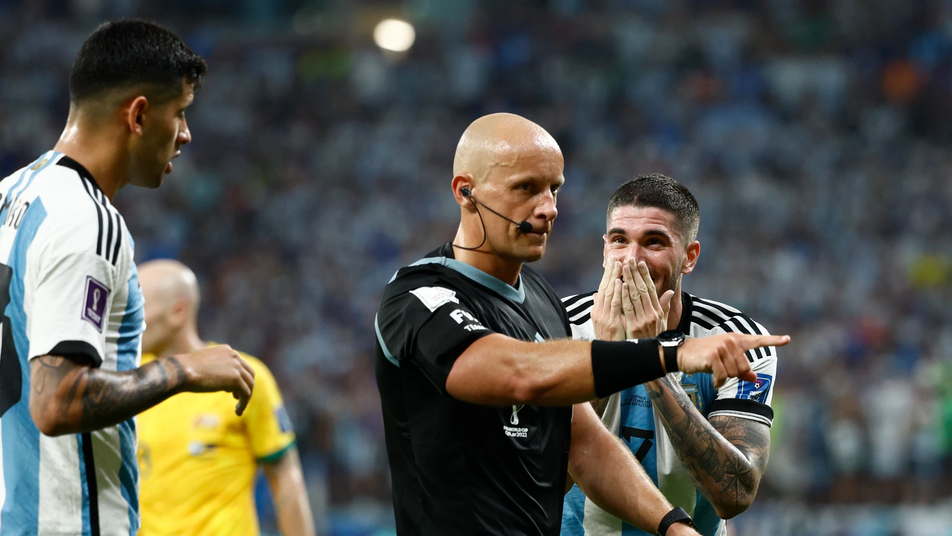 Szymon Marciniak señala una infracción durante el Argentina - Australia de octavos de final