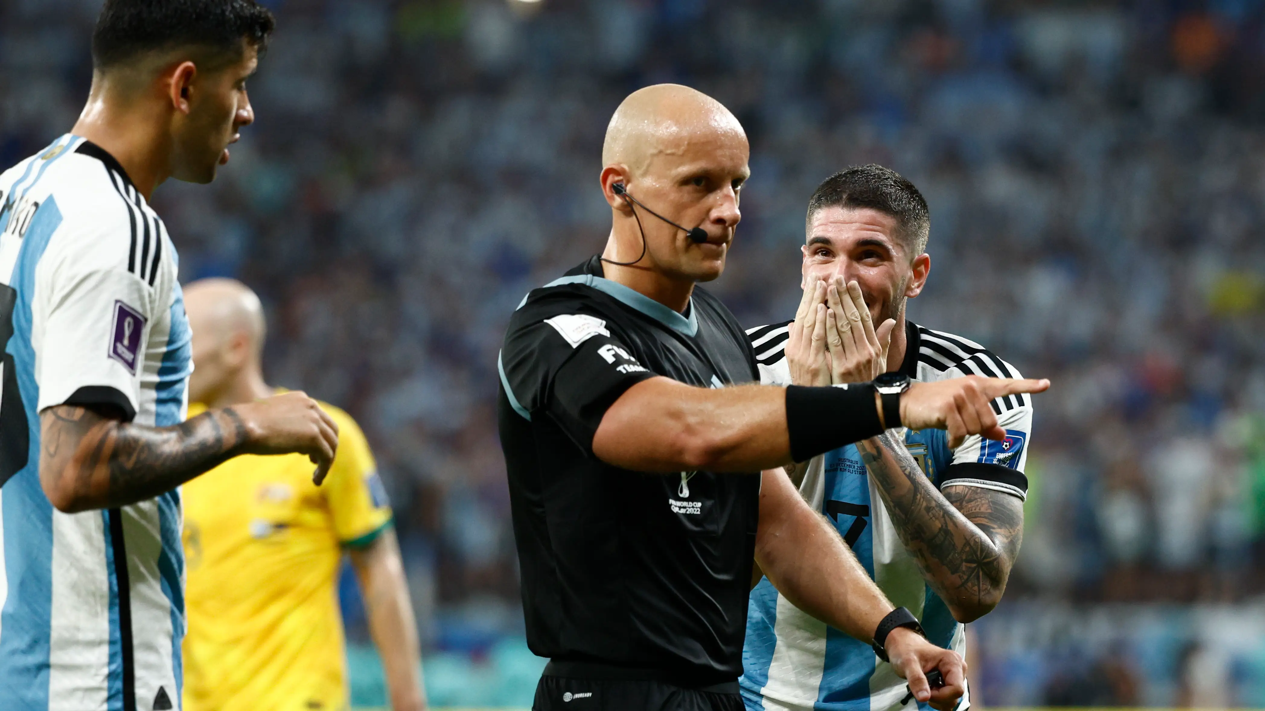 Szymon Marciniak señala una infracción durante el Argentina - Australia de octavos de final Szymon Marciniak señala una infracción durante el Argentina - Australia de octavos de final