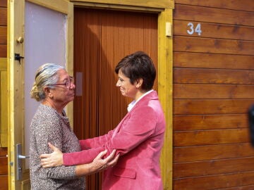 Isabel Rodríguez habla con una vecina durante la visita a La Palma