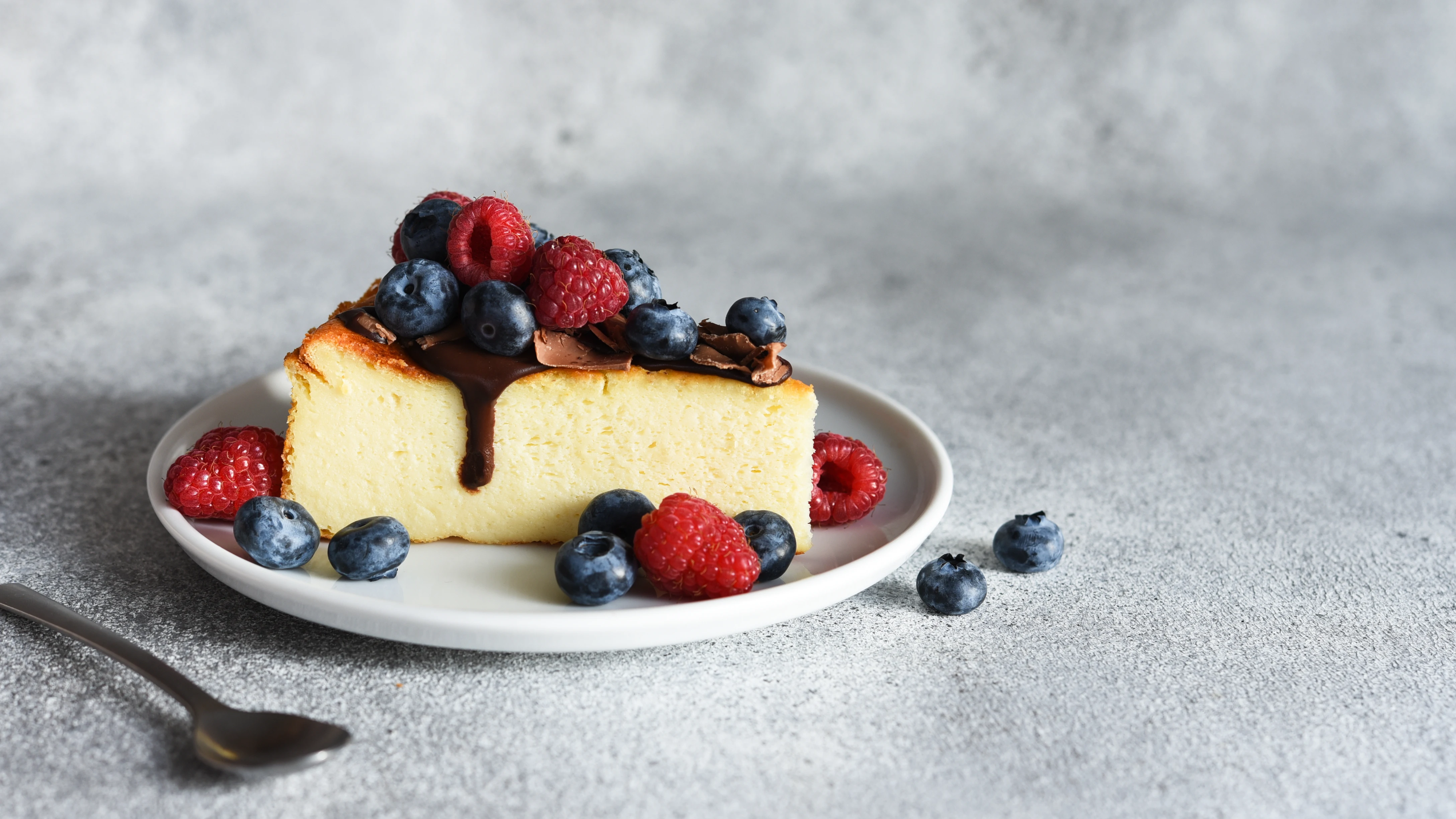 Tarta de queso, chocolate y frutos rojos Tarta de queso, chocolate y frutos rojos