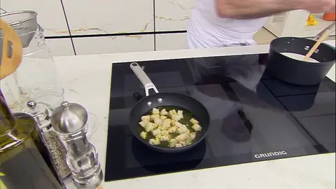 Corta el pan en daditos y fríelos Corta el pan en daditos y fríelos