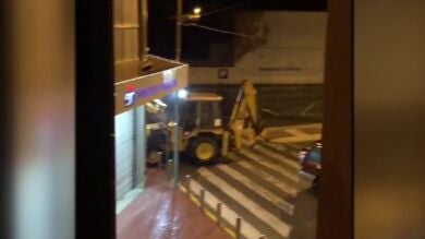 Tres encapuchados roban una tienda en Murcia mediante una pala excavadora enganchada a un tractor