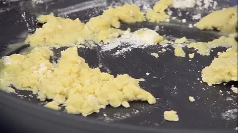 Añade la harina y rehógala bien Añade la harina y rehógala bien