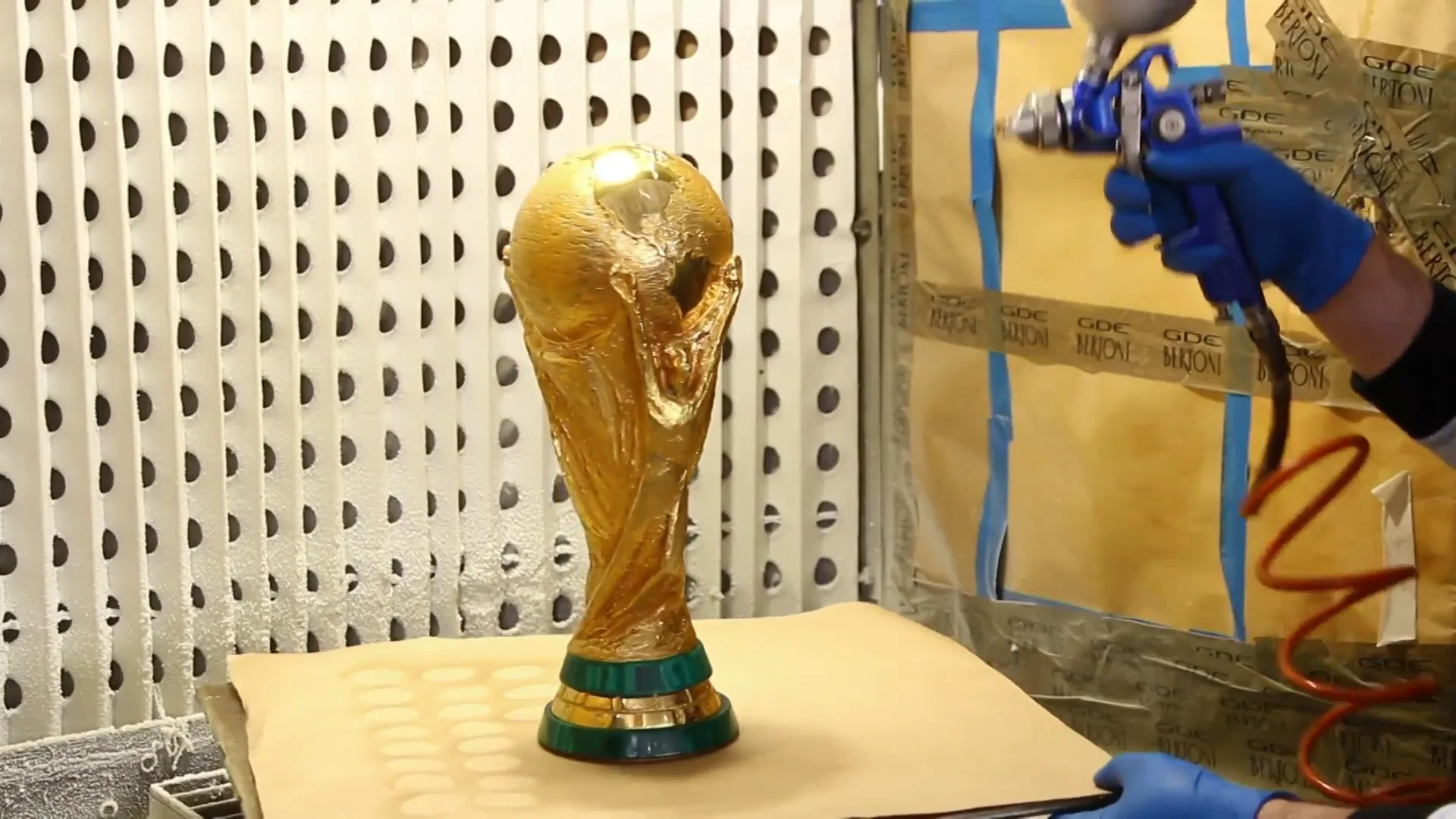 La r&eacute;plica de la Copa del Mundo de F&uacute;tbol