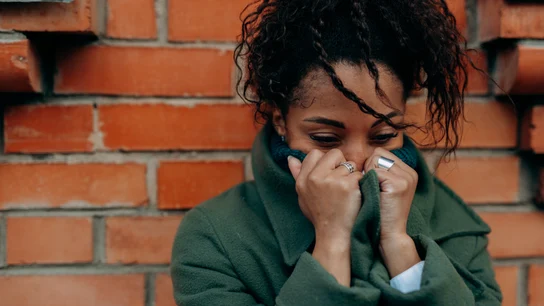 ¿Qué puede beneficiar a las personas con depresión resistente al tratamiento? Mujer deprimida